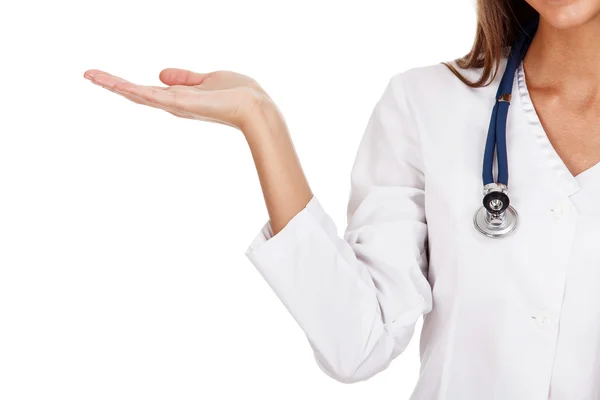Женщина-врач показывает что-то на руке — стоковое фото