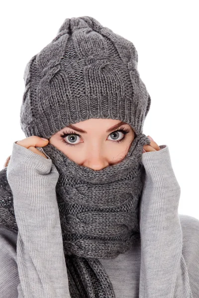 Vrouw met hoed en sjaal, witte achtergrond — Stockfoto