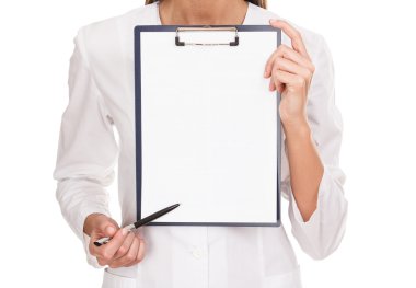 kadın doktor boş billboard üzerinde beyaz izole holding