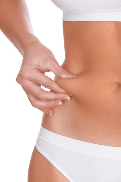 Женщина щипает жир на животе, изолированный на белом
