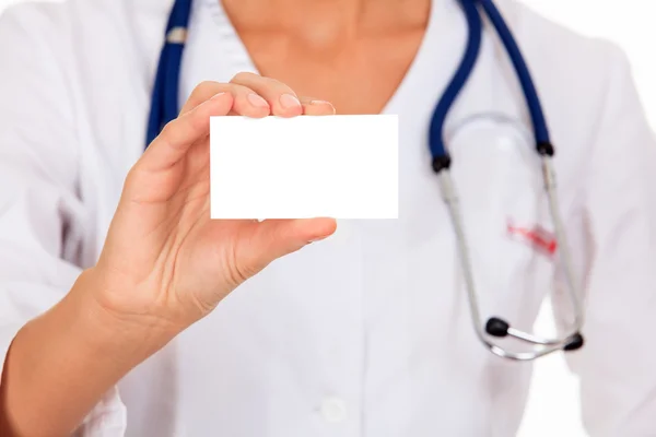 Female doctor shows empty white card — Stock Photo, Image