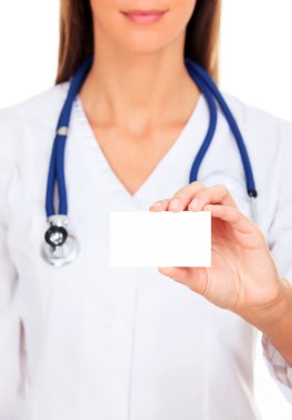 kadın doktor boş beyaz kart gösterir.