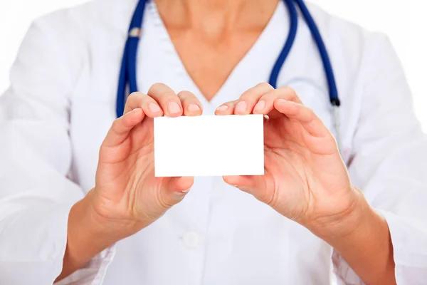 Női orvos azt mutatja, üres fehér kártya — Stock Fotó