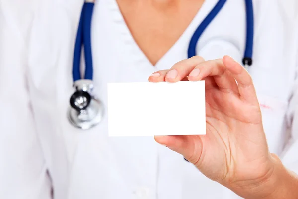 Female doctor shows empty white card — Stock Photo, Image