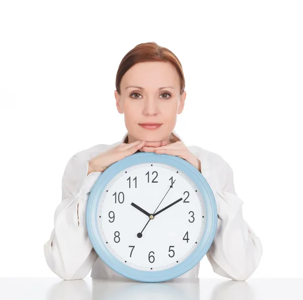 Donna con un orologio sullo sfondo bianco — Foto Stock