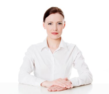 Beyaz bir masada oturan bir genç iş kadını portresi