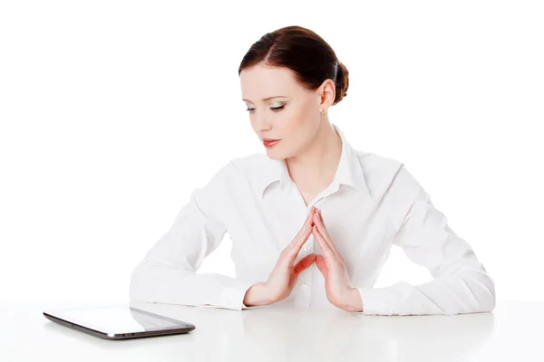 Mujer joven con tableta, fondo blanco — Foto de Stock