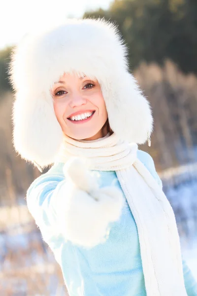 Mujer feliz en sombrero de piel blanca — Foto de Stock