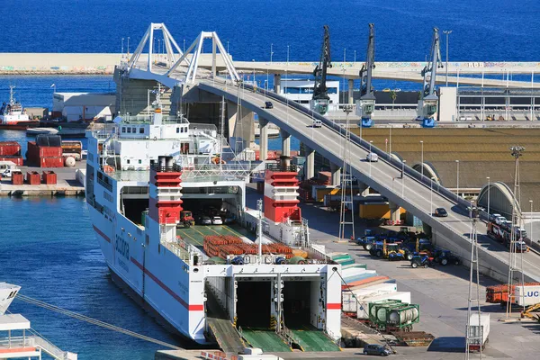 Ship in a port — Stock Photo, Image