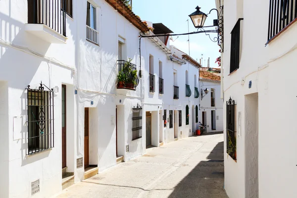 Beautiful вулиці з квітами в містечку Міхас, Іспанія — стокове фото