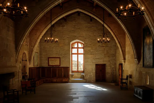 Temné starý pokoj v klášteře poblet — Stock fotografie