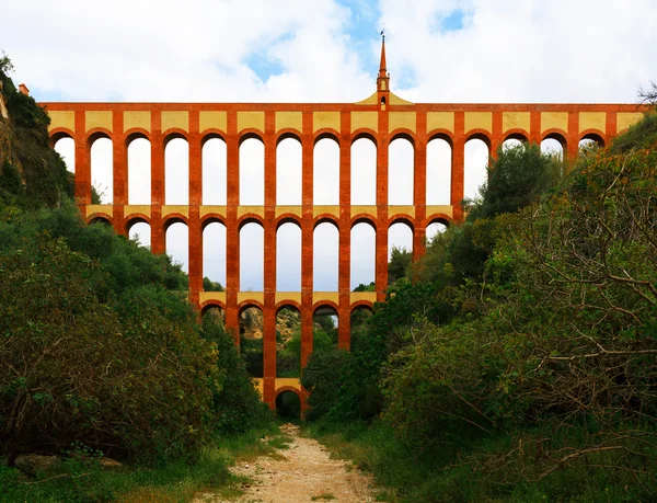 Акведук под названием El Puente del Aguila в Фабхе, Андалусия, Испания — стоковое фото