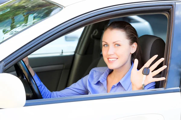 A menina feliz mostrando a chave de seu carro novo — Fotografia de Stock