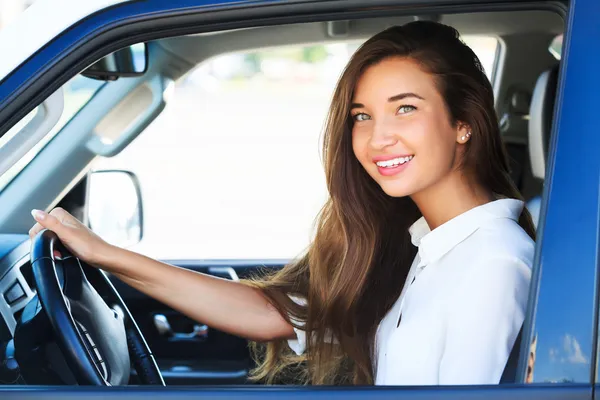 Mooi meisje in een auto — Stockfoto