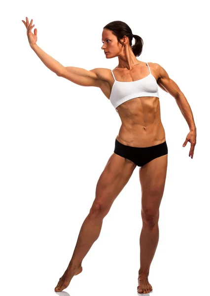 Mulher musculada posando contra fundo branco — Fotografia de Stock