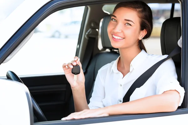 Menina bonita mostrando a chave do carro — Fotografia de Stock