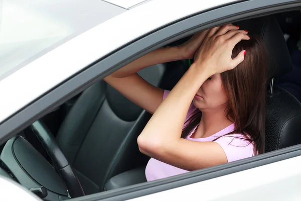 Mulher triste em um carro — Fotografia de Stock
