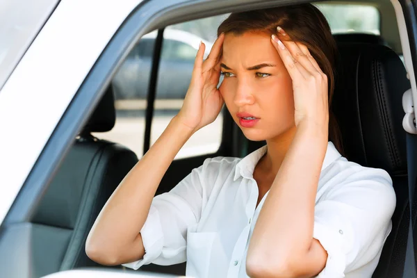 Donna con mal di testa in macchina — Foto Stock