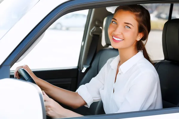 Mooi meisje in een auto — Stockfoto