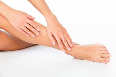 Kadın bacakları ve elleri, beyaz arkaplan