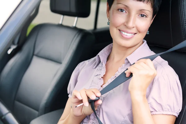 Retrato de una mujer mayor en un coche — Foto de Stock