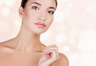 güzel Asyalı kadın daireler ile arka plan karşı bir