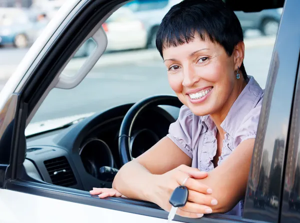 Mujer mayor sosteniendo la llave del coche — Foto de Stock