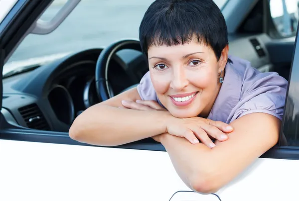 Senior mulher em um carro — Fotografia de Stock