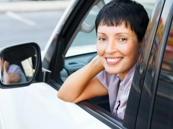 Mujer mayor sonriente en un coche — Foto de Stock