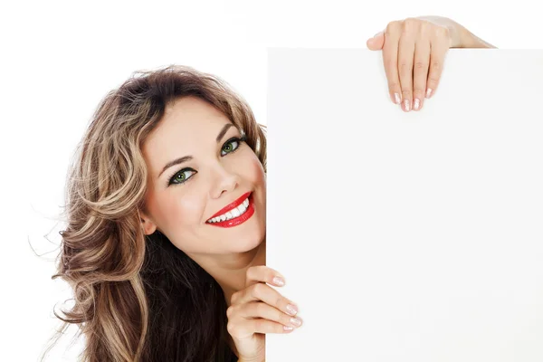 Joven mujer sonriente muestra tarjeta en blanco . — Foto de Stock