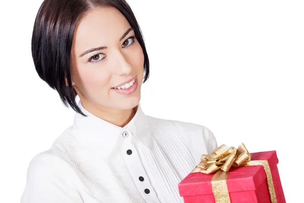 Gülümseyen kadın kırmızı hediye kutusu — Stok fotoğraf