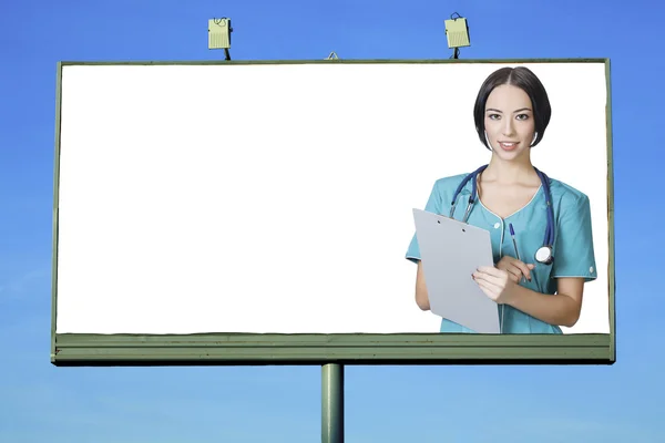 Szép orvos mosolyogva az Ön számára a billboard — Stock Fotó