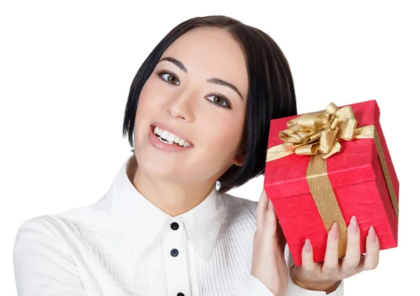 Donna sorridente con la scatola regalo rossa, sfondo bianco, copyspace — Foto Stock