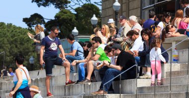 turistler Katalonya Ulusal Sanat Müzesi merdivenlerde otur