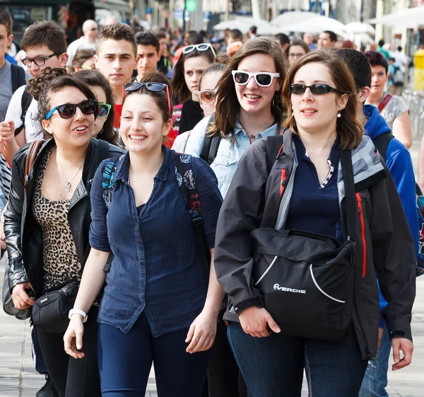 Novias felices en la calle La Rambla, Barcelona — Foto de Stock