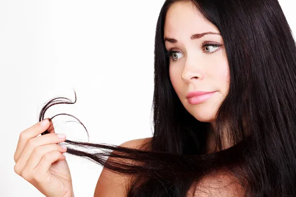 Femme n'est pas heureuse avec ses cheveux fragiles, fond blanc — Photo