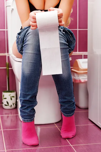 Frau auf der Toilette — Stockfoto