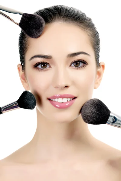 Mujer bonita con cepillos cosméticos — Foto de Stock