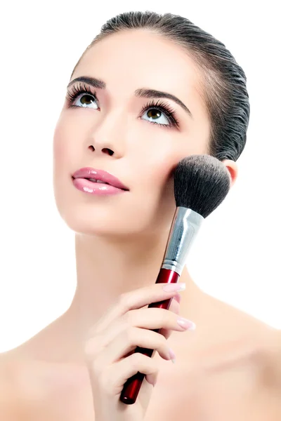 Mujer bonita con un cepillo cosmético, fondo blanco — Foto de Stock