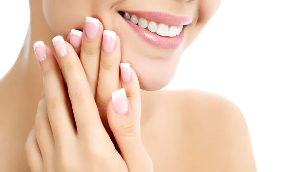 Ansikte, händer och friska vita tänder av en kvinna, vit bakgrund — Stockfoto
