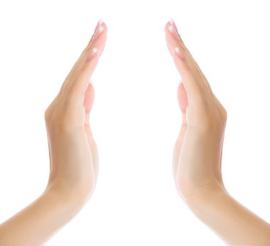 Beyaz arkaplanda kadın elleri