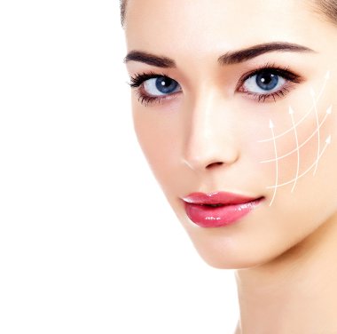 temiz cilt, beyaz arka plan ile genç erkek