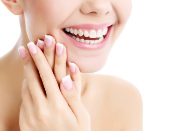 Temiz tenli, beyaz bir geçmişi olan neşeli bir kadın.