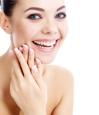 Temiz tenli, beyaz bir geçmişi olan neşeli bir kadın.