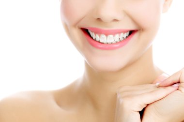 Temiz tenli, beyaz bir geçmişi olan neşeli bir kadın. 