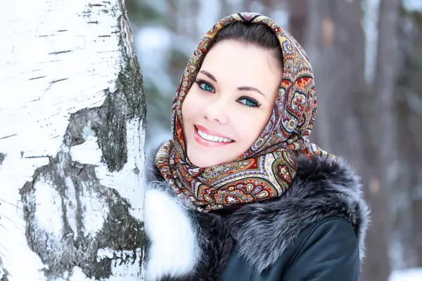 Mooie vrouw poseren buitenshuis Stockfoto