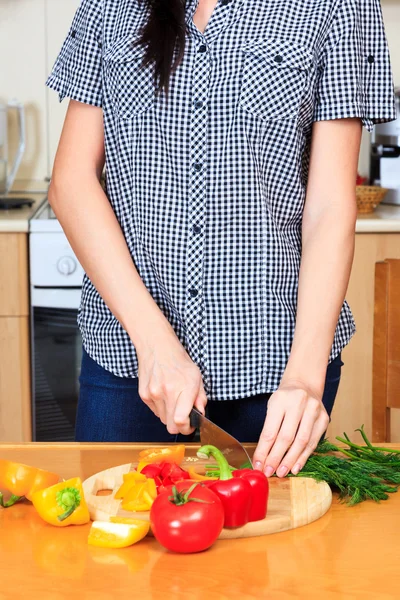 Kvinna förbereder en sallad — Stockfoto