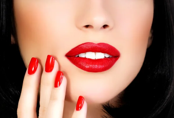 Parte de la cara femenina con labios rojos — Foto de Stock