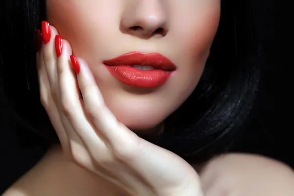 Parte do rosto feminino com lábios vermelhos — Fotografia de Stock