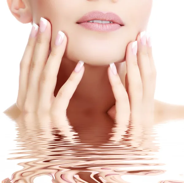 Kadın yüzü ve ellerinin bir parçası, beyaz arka plan, kopyalanma alanı